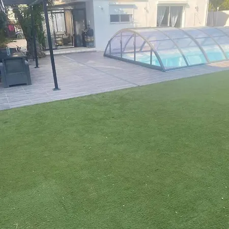 Bas De Avec Piscine Et Jardin